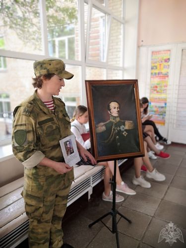 Выставку одного портрета провели росгвардейцы во Владивостоке 