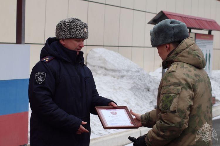 В День войск национальной гвардии росгвардейцы во Владивостоке прошли торжественным маршем под звуки военного оркестра 