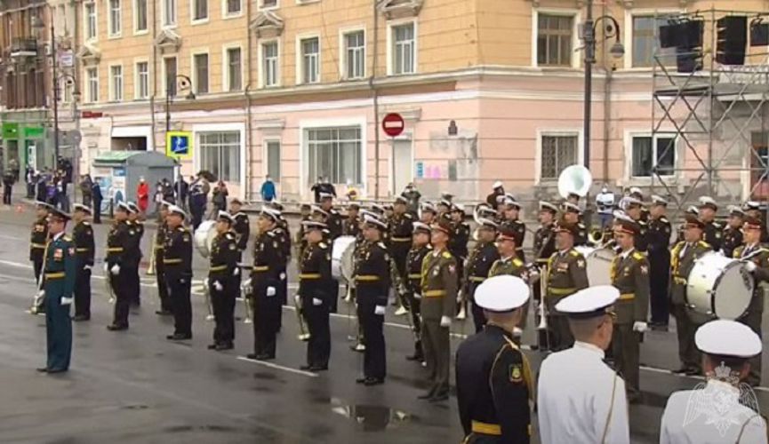 Во Владивостоке парад Победы прошел под звуки военного оркестра Управления Росгвардии по Приморскому краю 