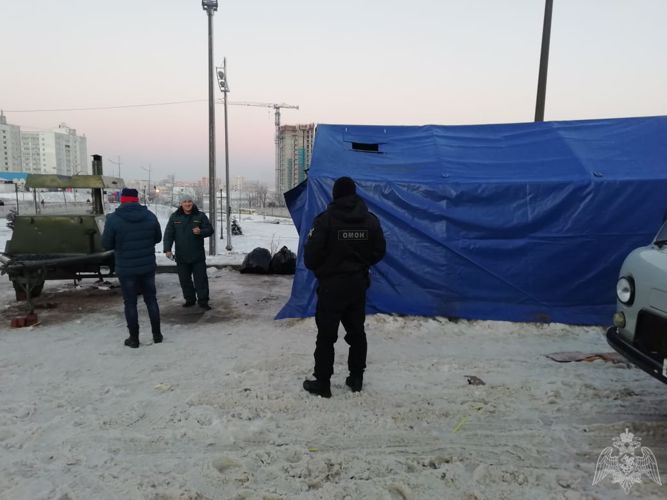 Во Владивостоке сотрудники ОМОН оказывают помощь в ликвидации последствий стихии