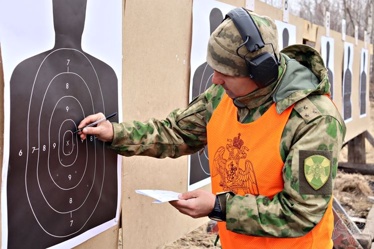 Сотрудник СОБР из Приморья стал лучшим стрелком из пистолета Макарова