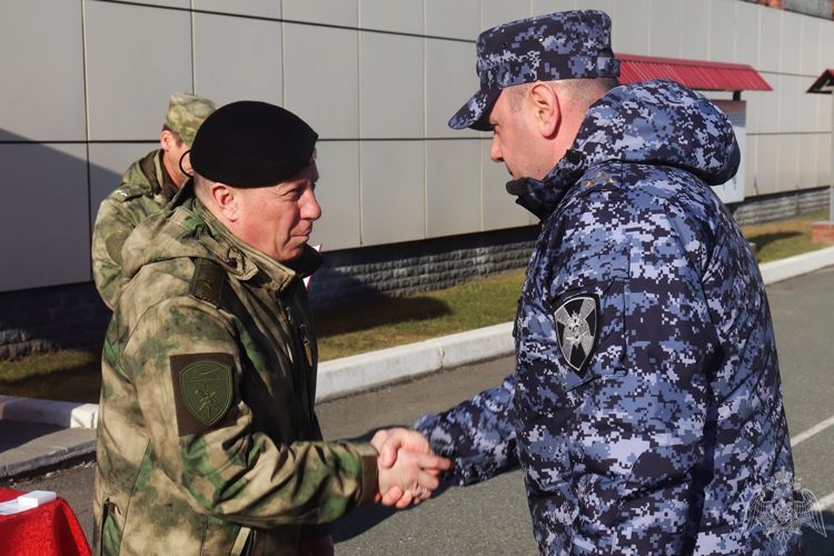 Во Владивостоке наградили росгвардейцев