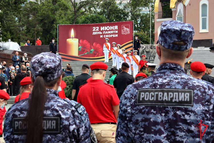 В Приморье росгвардейцы в день 80-летия начала Великой Отечественной войны возложили цветы к мемориалам Победы 
