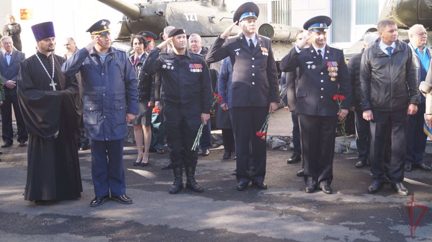 Сотрудники ОМОН поздравили военнослужащих с 80-летием образования 5-й Краснознаменной общевойсковой армии