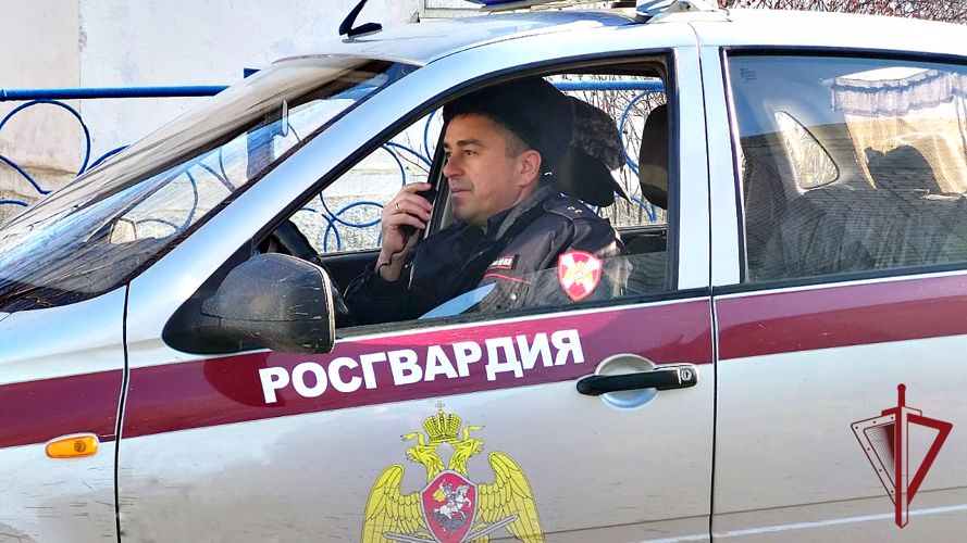 В Приморье росгвардейцы помогли гражданам, оказавшимся в опасности