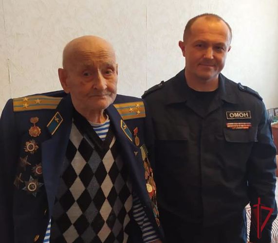 Росгвардейцы поздравили 98-летнего ветерана с Новым годом