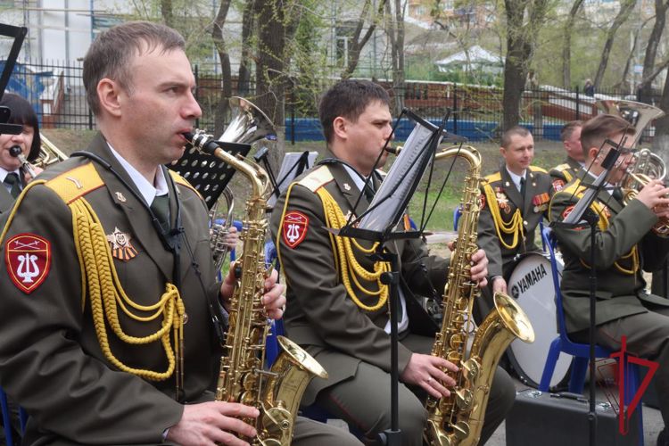 Во Владивостоке росгвардейцы накормили приморцев солдатской кашей