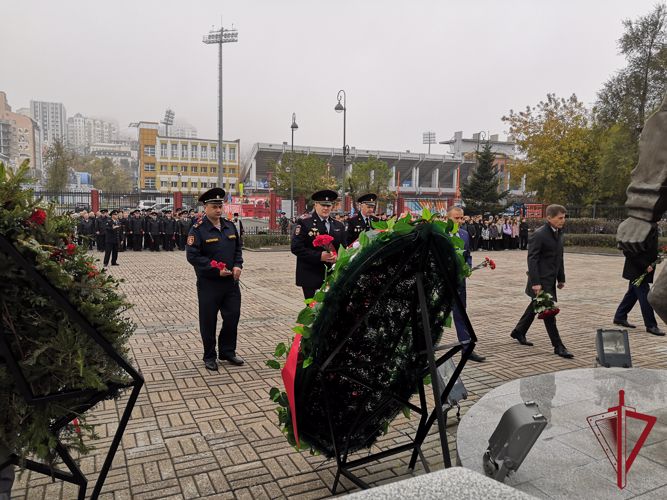 Росгвардейцы во Владивостоке отдали долг памяти погибшим коллегам
