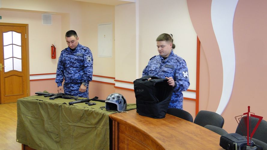 Студентам колледжа во Владивостоке рассказали о вневедомственной охране