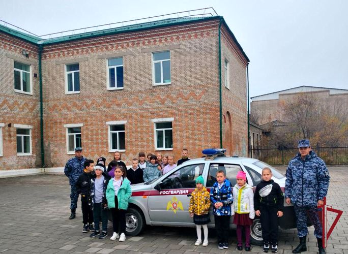 В преддверии профессионального праздника сотрудники вневедомственной охраны Большого Камня рассказали о службе