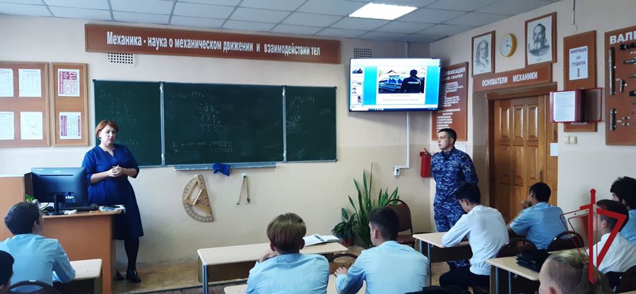 В Уссурийске росгвардейцы в формате «круглого стола» провели встречу со студентами