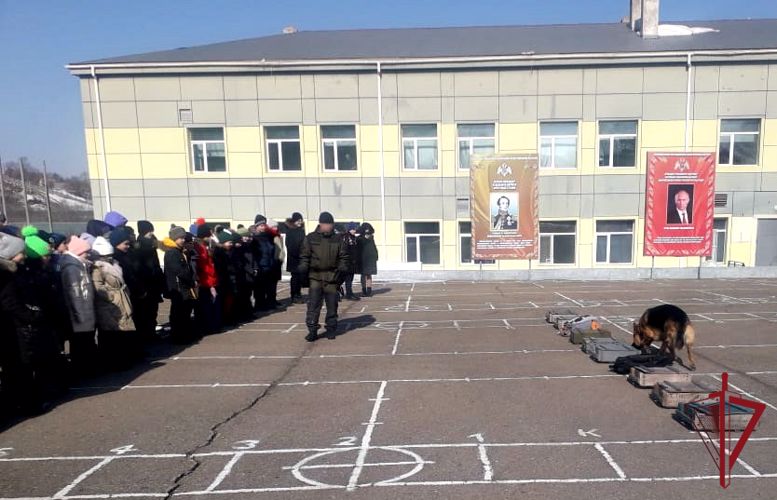 В Уссурийске сотрудники ОМОН рассказали школьникам о специфике службы