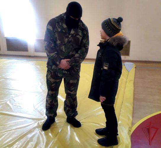В Уссурийске сотрудники ОМОН рассказали школьникам о специфике службы