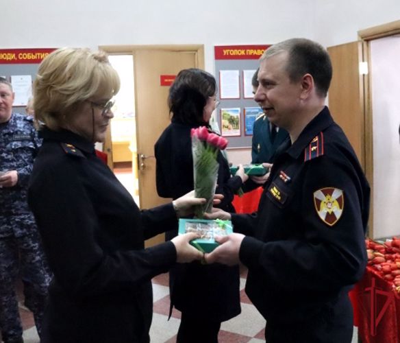 Праздничный концерт подарили женщинам сотрудники и военнослужащие Управления Росгвардии по Приморскому краю