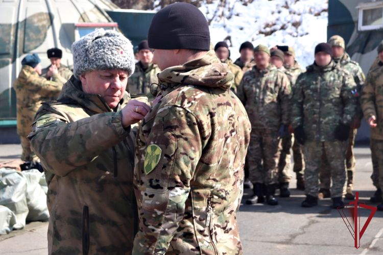 В Приморье бойцам спецназа Росгвардии вручили государственные награды