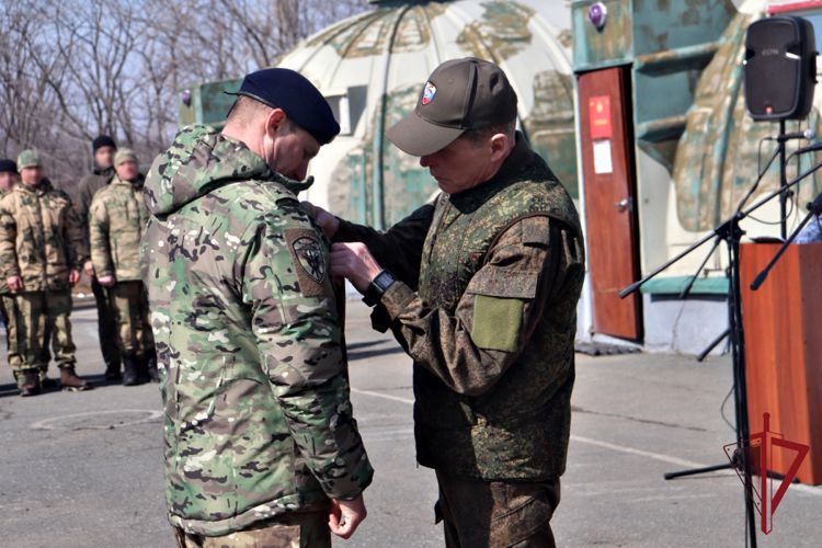 В Приморье бойцам спецназа Росгвардии вручили государственные награды