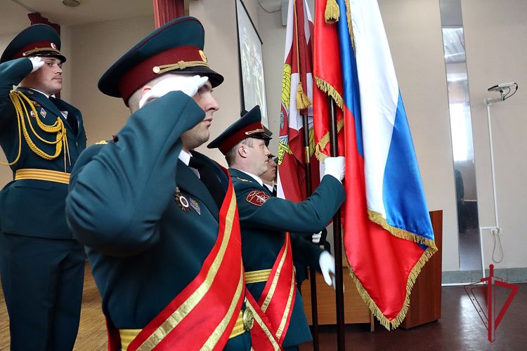 Во Владивостоке командующий Восточным округом Росгвардии наградил приморских росгвардейцев