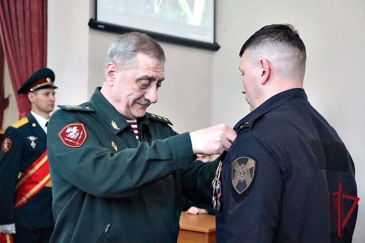 Во Владивостоке командующий Восточным округом Росгвардии наградил приморских росгвардейцев
