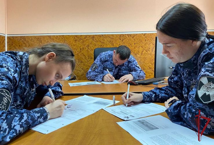 Росгвардейцы в Приморье приняли участие в пятом юбилейном «Диктанте Победы»