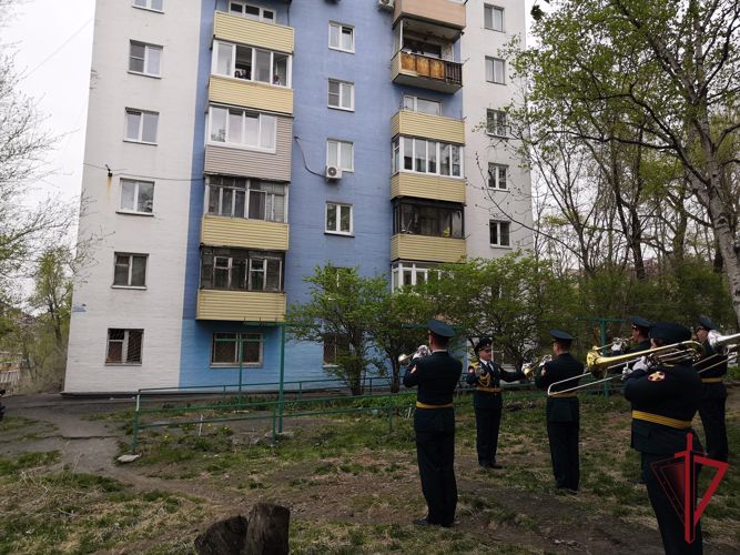 Во Владивостоке под звуки оркестра приморского Управления Росгвардии состоялась акция «Парад у дома ветерана»