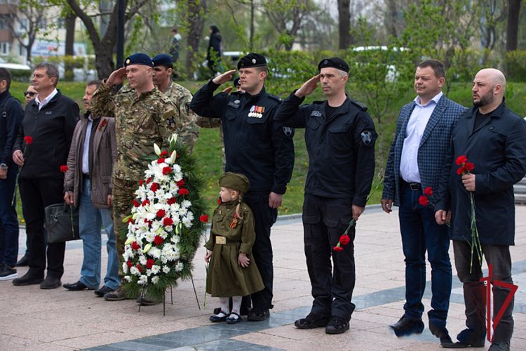 Во Владивостоке сотрудники ОМОН и СОБР высадили Аллею Героев