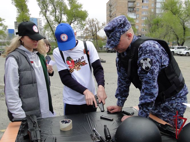Во Владивостоке сотрудники вневедомственной охраны приняли участие в военно-патриотических играх