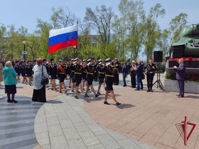 Росгвардейцы провели концерт и приготовили солдатскую кашу для жителей Владивостока
