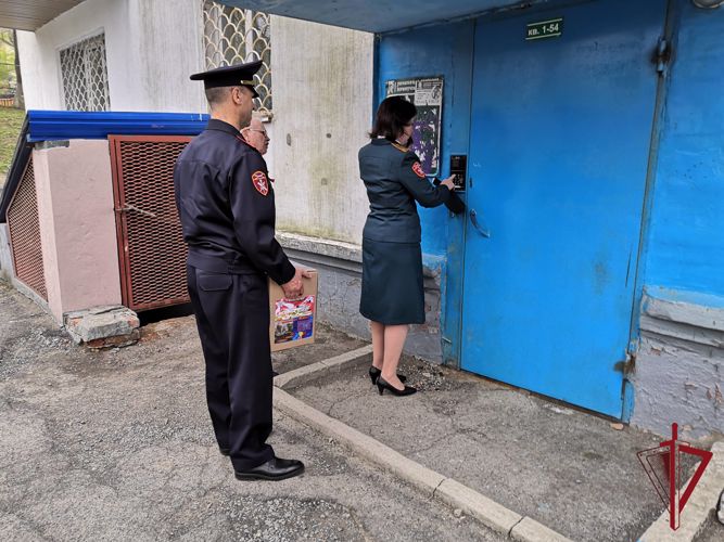 Во Владивостоке под звуки оркестра приморского Управления Росгвардии состоялась акция «Парад у дома ветерана»