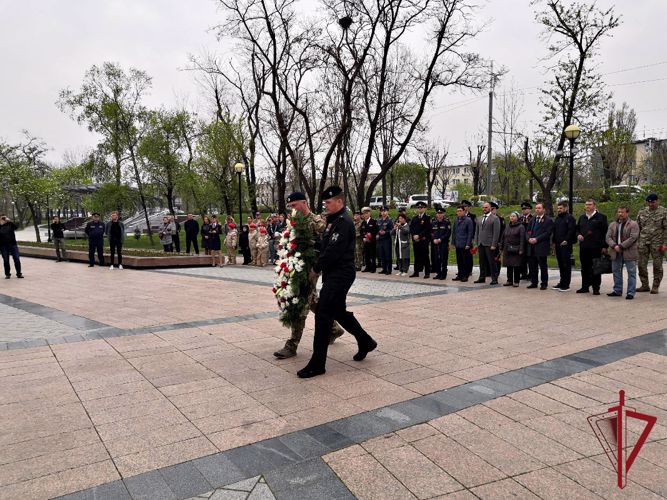 Во Владивостоке сотрудники ОМОН и СОБР высадили Аллею Героев