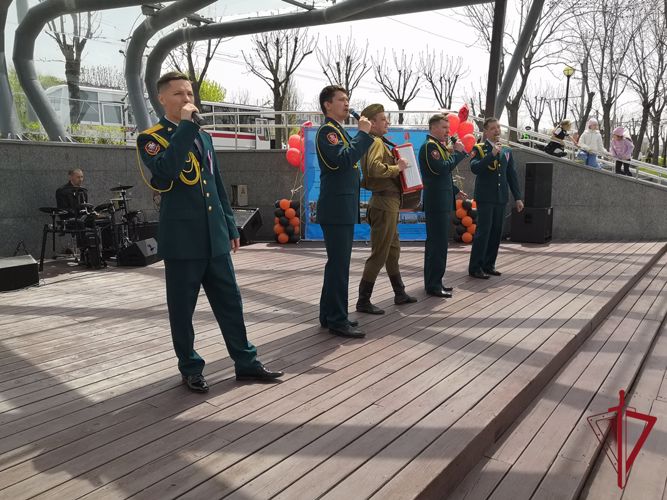 Росгвардейцы провели концерт и приготовили солдатскую кашу для жителей Владивостока