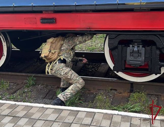 На железнодорожную станцию во Владивостоке под звуки военного оркестра Росгвардии прибыл поезд Победы
