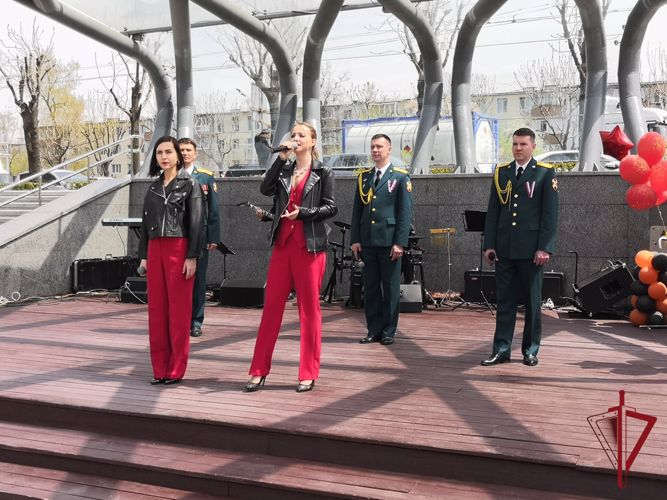Росгвардейцы провели концерт и приготовили солдатскую кашу для жителей Владивостока