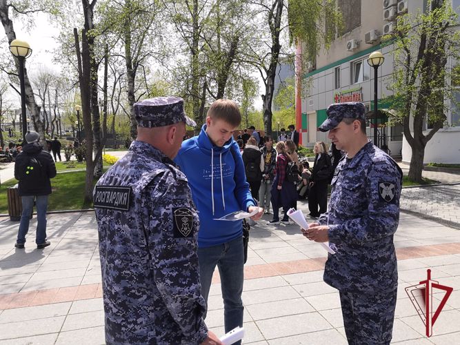 Росгвардейцы провели концерт и приготовили солдатскую кашу для жителей Владивостока