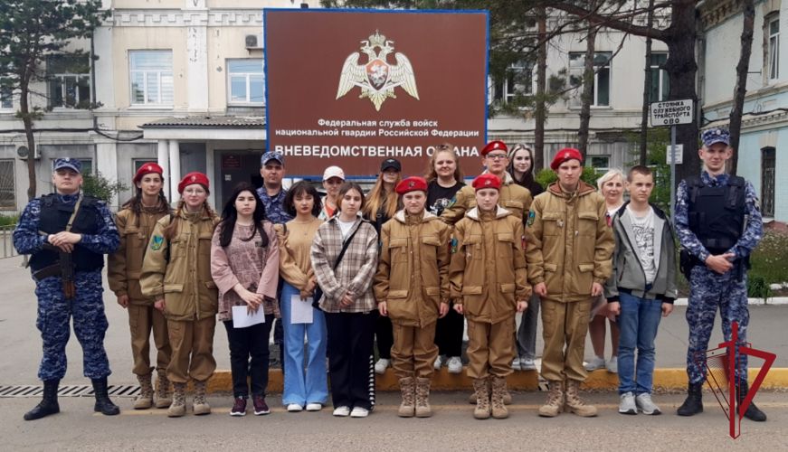 В Уссурийске сотрудники Росгвардии провели День открытых дверей для юнармейцев