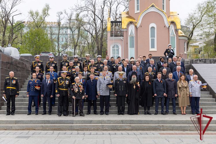 Начальник Управления Росгвардии по Приморскому краю возложил цветы к вечному огню во Владивостоке