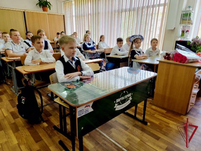 В Приморье установили Парту Героя в память о погибшем военнослужащем Восточного округа войск национальной гвардии России