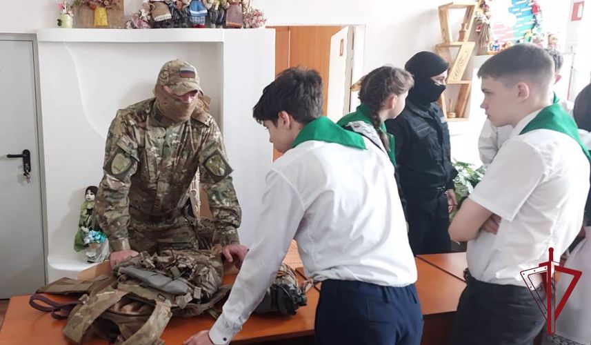 Сотрудники ОМОН провели с уссурийскими школьниками «Разговоры о важном»