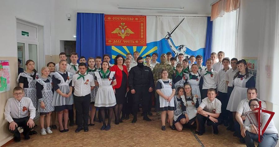 Сотрудники ОМОН провели с уссурийскими школьниками «Разговоры о важном»