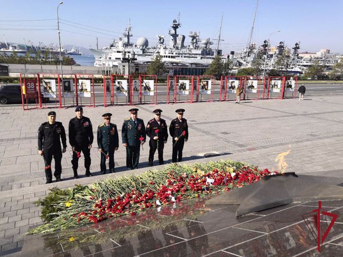 Во Владивостоке росгвардейцы почтили память героев, павших в годы Великой Отечественной войны