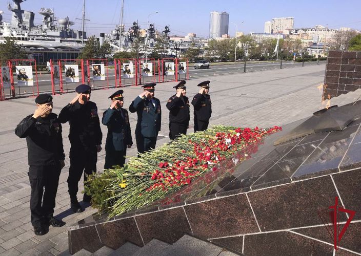 Во Владивостоке росгвардейцы почтили память героев, павших в годы Великой Отечественной войны