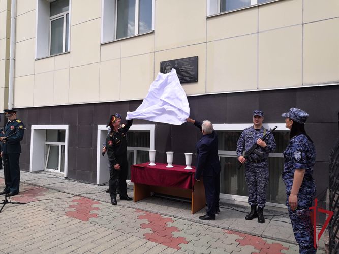 Во Владивостоке открыли мемориальную доску в честь кавалера ордена Мужества