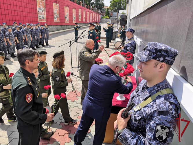 Во Владивостоке открыли мемориальную доску в честь кавалера ордена Мужества