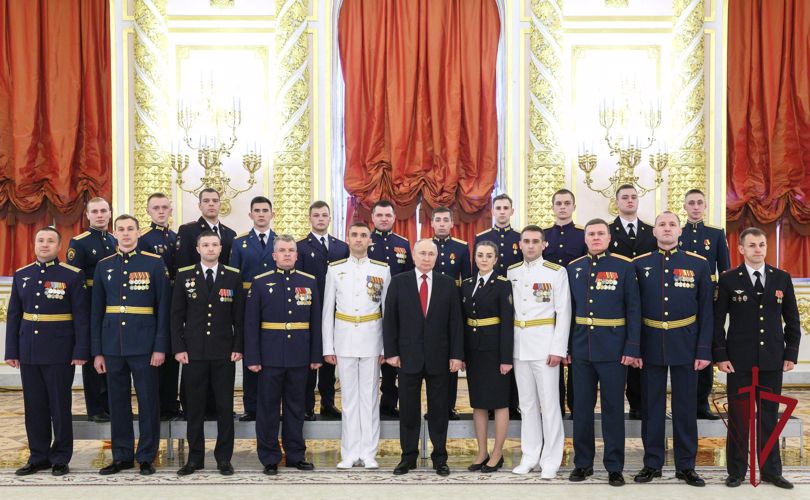ПРЕЗИДЕНТ РОССИЙСКОЙ ФЕДЕРАЦИИ ВЛАДИМИР ПУТИН В КРЕМЛЕ ПОЗДРАВИЛ ВЫПУСКНИКОВ ВОЕННЫХ ВУЗОВ С УСПЕШНЫМ ОКОНЧАНИЕМ ОБУЧЕНИЯ