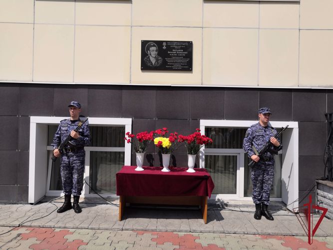 Во Владивостоке открыли мемориальную доску в честь кавалера ордена Мужества