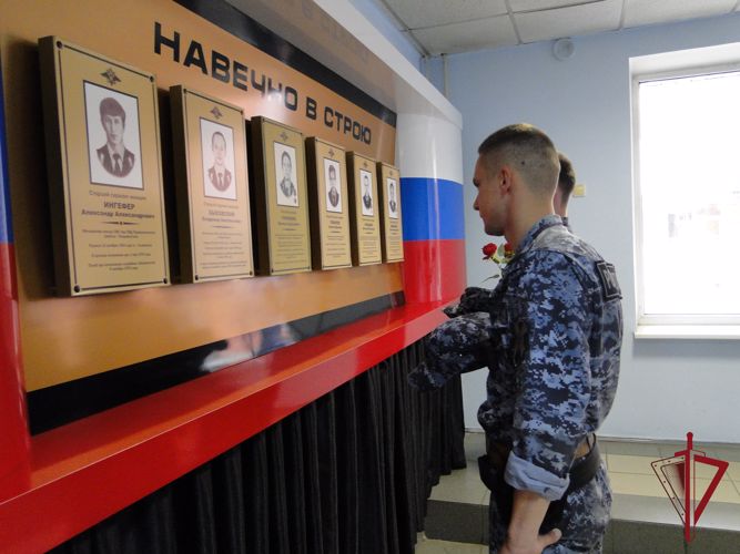 Сотрудники Управления вневедомственной охраны по городу Владивостоку почтили память погибшего коллеги