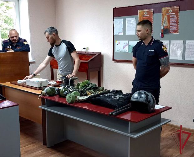 В Славянке в гости к росгвардейцам пришли ученики местной школы