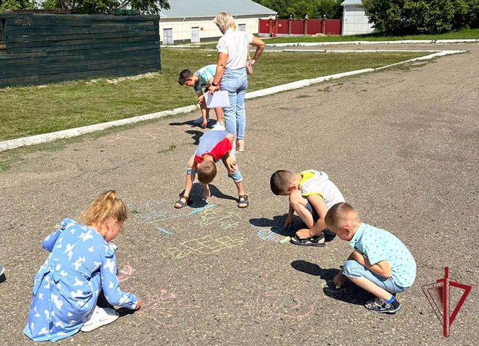 В Уссурийске сотрудники ОМОН провели для детей акцию «Каникулы с Росгвардией»