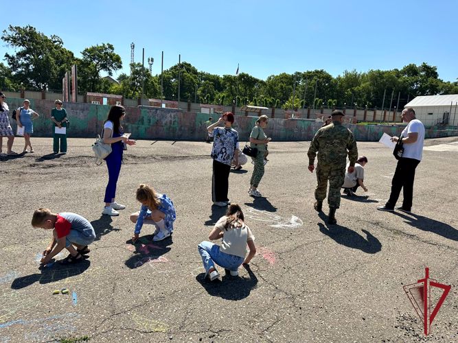 В Уссурийске сотрудники ОМОН провели для детей акцию «Каникулы с Росгвардией»
