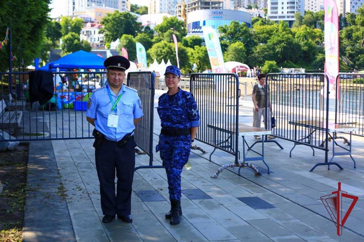 Во Владивостоке сотрудники вневедомственной охраны обеспечили безопасность граждан во время праздничных мероприятий