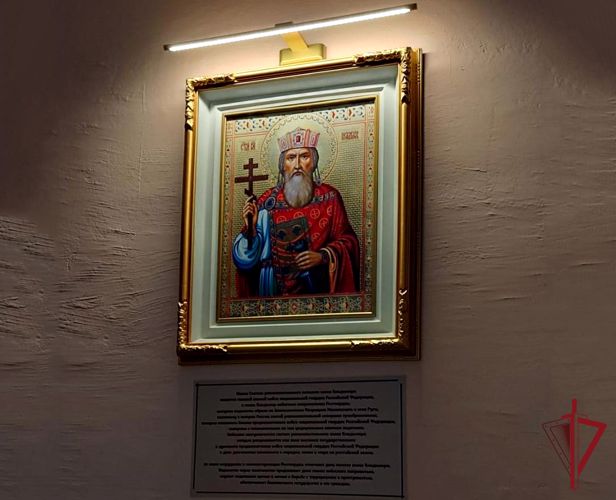 В Славянке настоятель храма передал сотрудникам Росгвардии икону святого князя Владимира